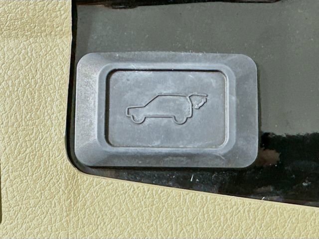 Used 2012 Toyota Highlander Limited w/ Tow Pkg image 16