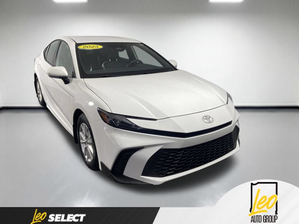 Used 2025 Toyota Camry SE FWD image 8