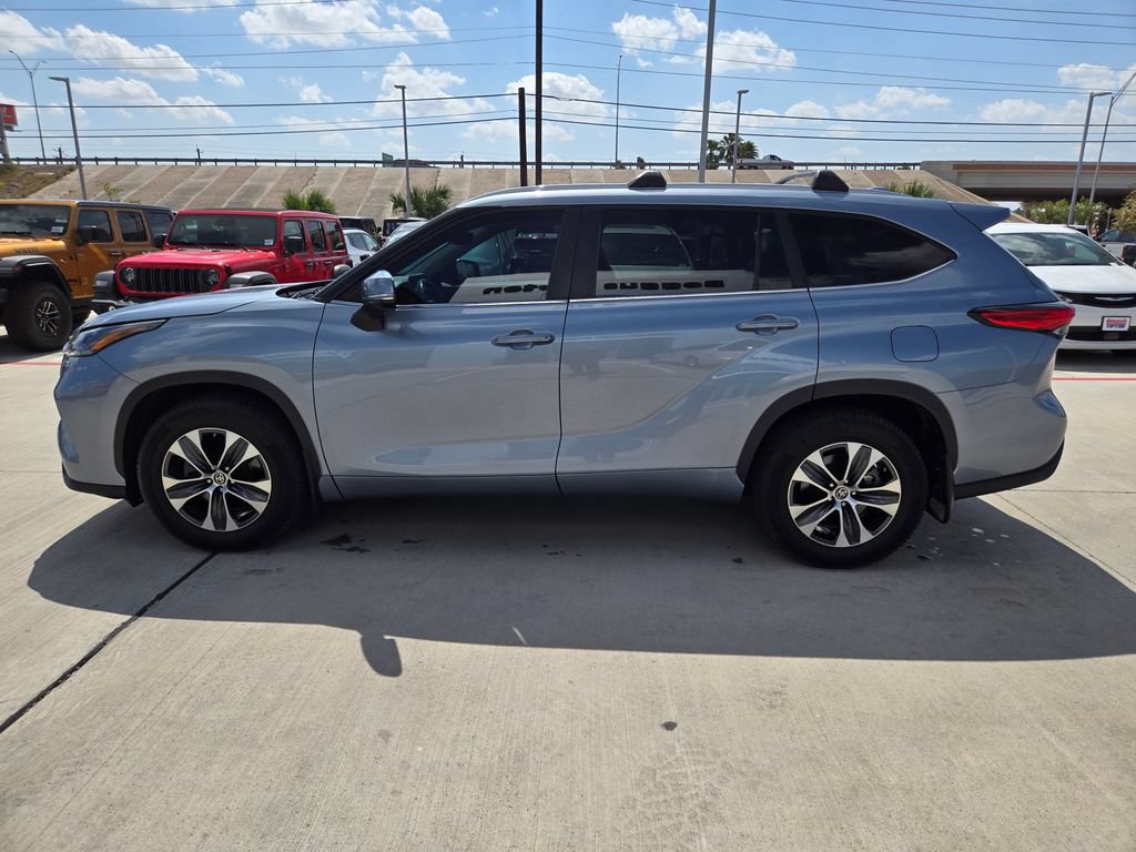 Used 2023 Toyota Highlander XLE FWD image 6