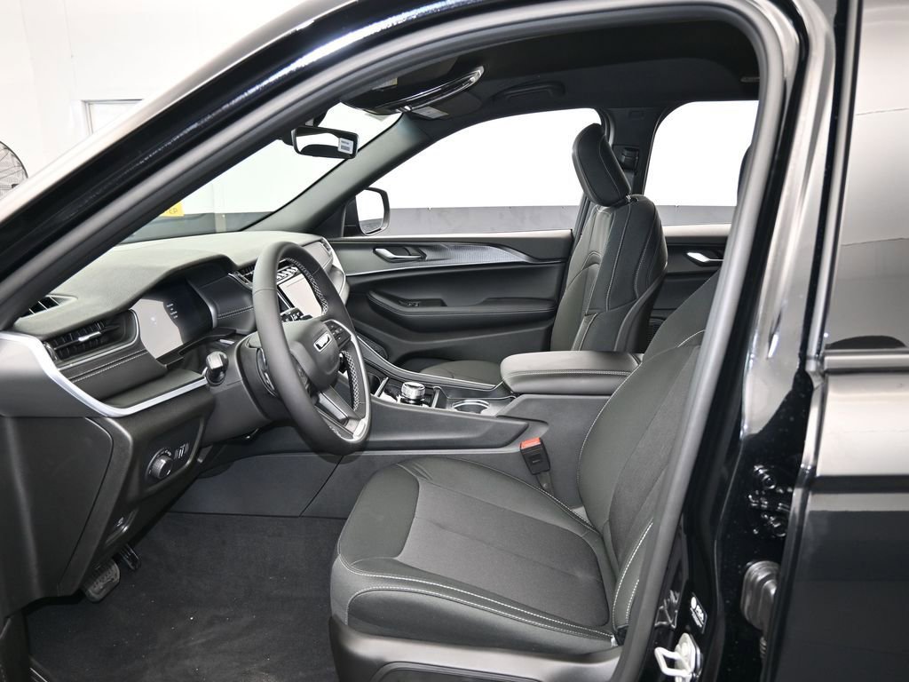 Used 2025 Jeep Grand Cherokee Laredo image 11