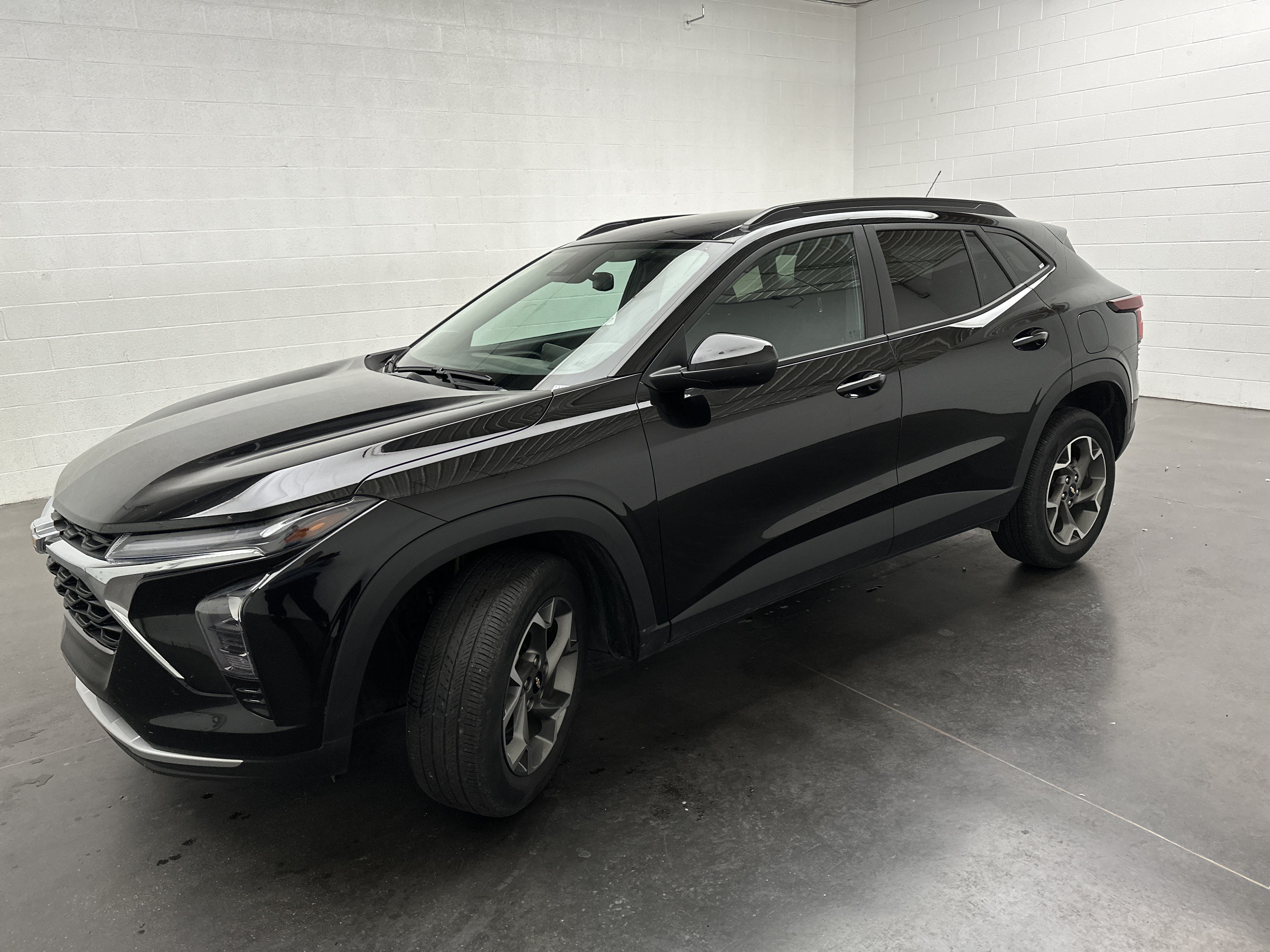 Used 2025 Chevrolet Trax LT FWD image 4
