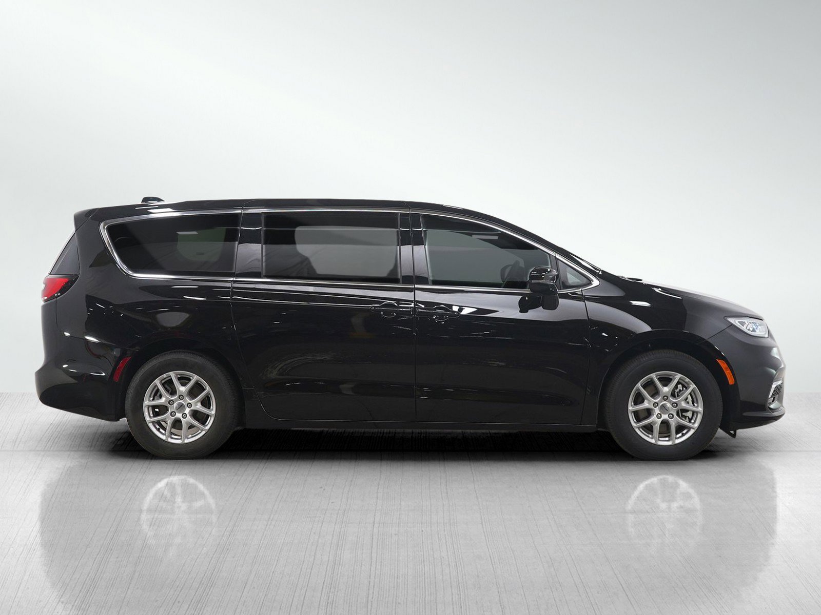 Used 2025 Chrysler Pacifica Select FWD image 8