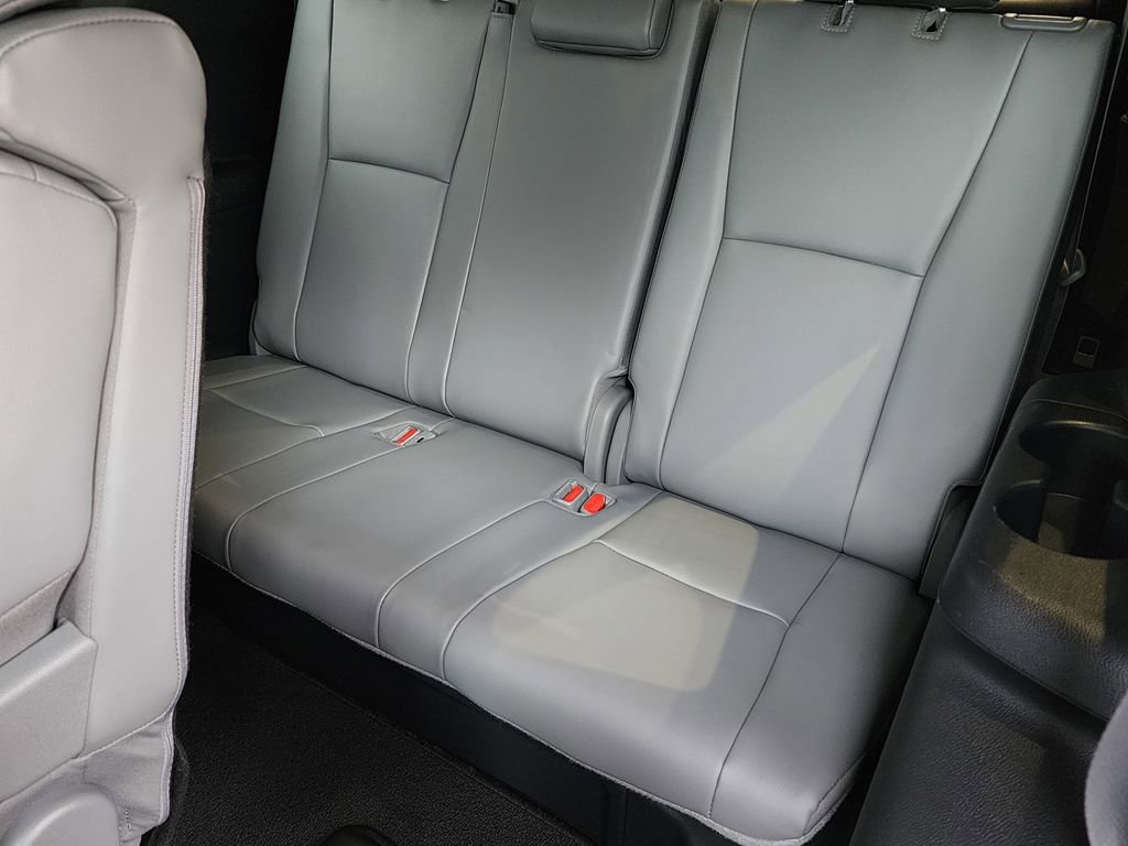 Used 2023 Toyota Highlander XLE FWD image 14
