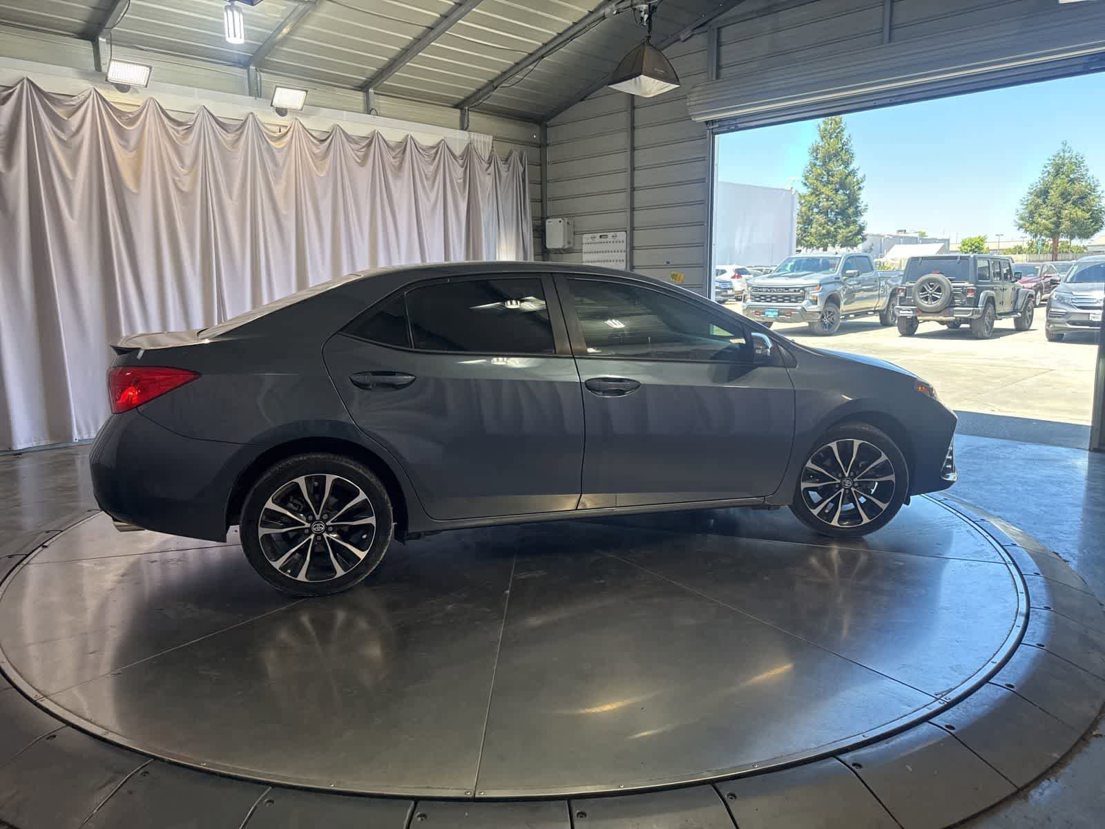 Used 2018 Toyota Corolla SE w/ Carpet Mat Package (TMS) FWD image 4