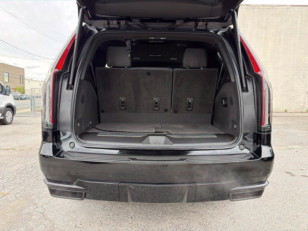 Used 2023 Cadillac Escalade Luxury AWD/4WD image 11