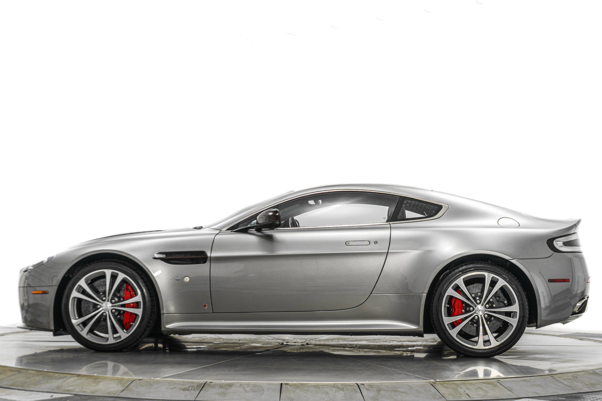 Used 2017 Aston Martin V12 Vantage S image 6