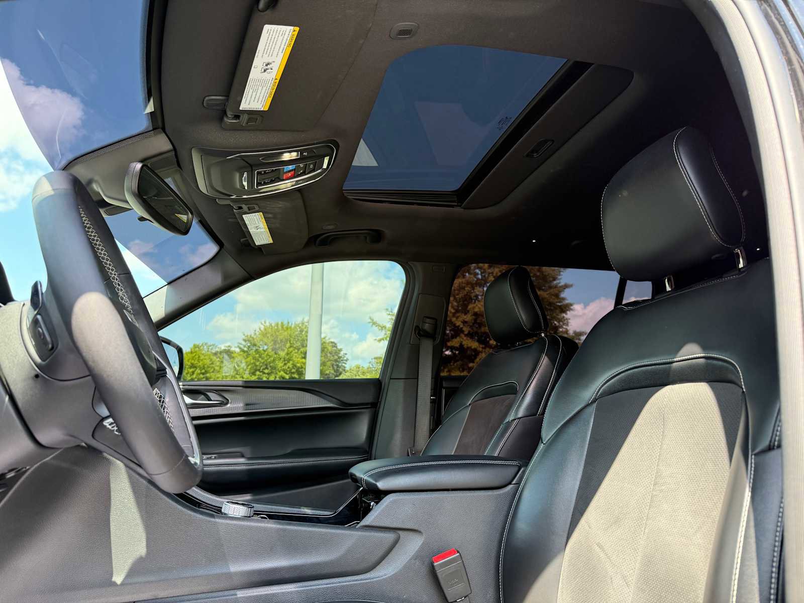 Used 2023 Jeep Grand Cherokee L Laredo AWD/4WD image 24
