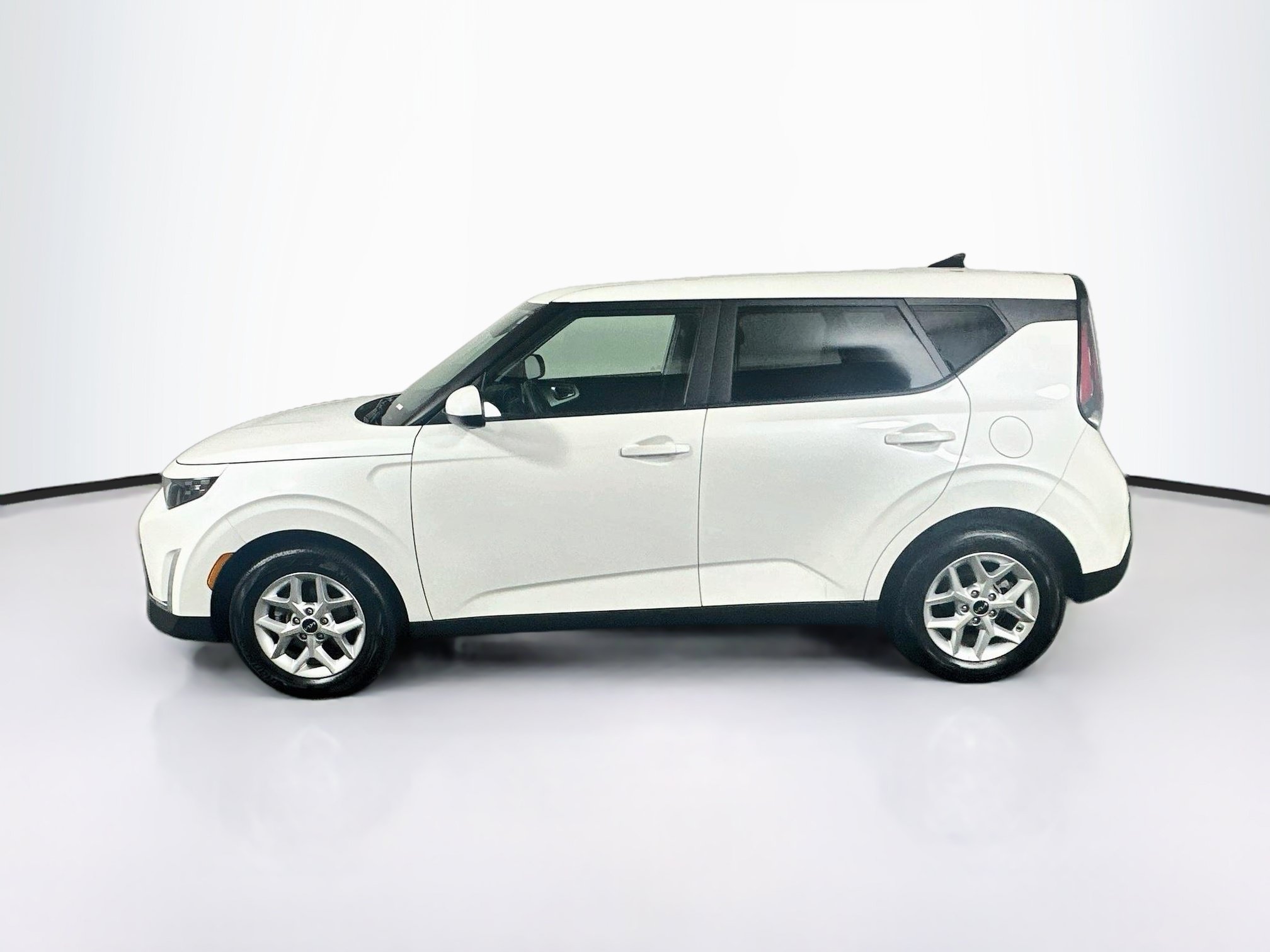 Used 2025 Kia Soul LX w/ LX Technology Package FWD image 4