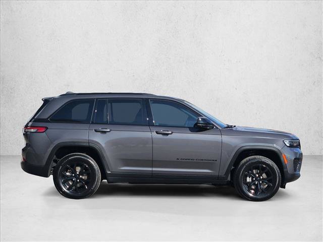 Used 2024 Jeep Grand Cherokee Altitude AWD/4WD image 9