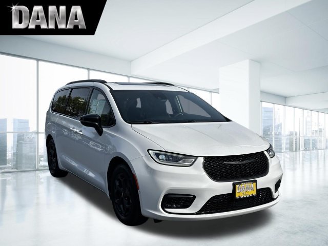 Used 2024 Chrysler Pacifica Premium