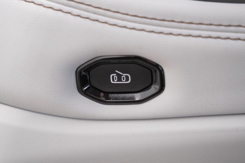 New 2026 Jeep Cherokee Overland image 43