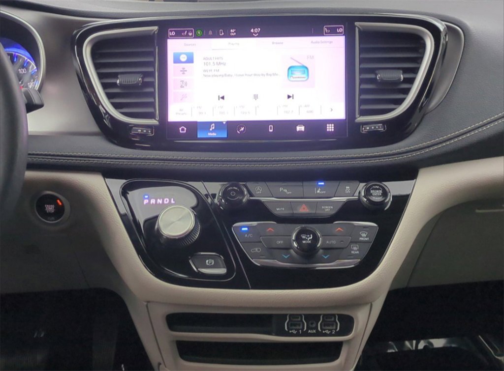 Used 2023 Chrysler Pacifica Touring-L image 19