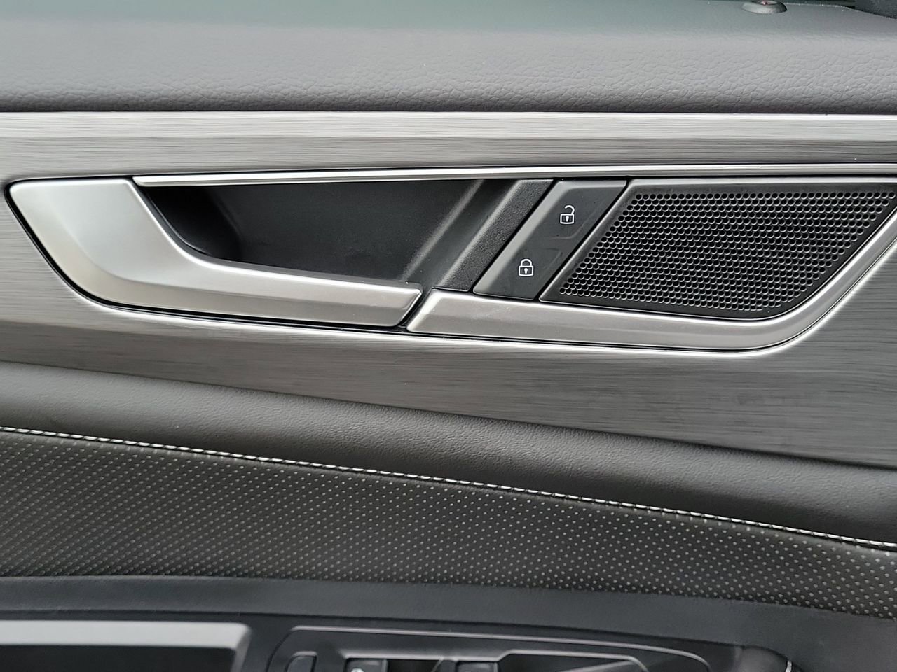 Used 2025 Volkswagen Atlas Cross Sport SE image 25