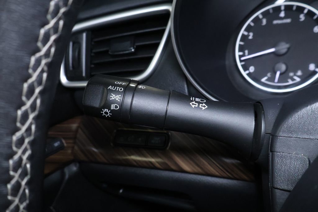 Used 2017 Nissan Maxima Platinum w/ Interior Lighting Package image 23