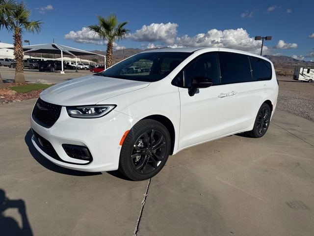 New 2026 Chrysler Pacifica Select