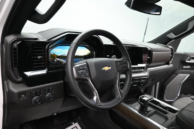 Used 2025 Chevrolet Silverado 1500 High Country w/ High Country Premium Package AWD/4WD image 15