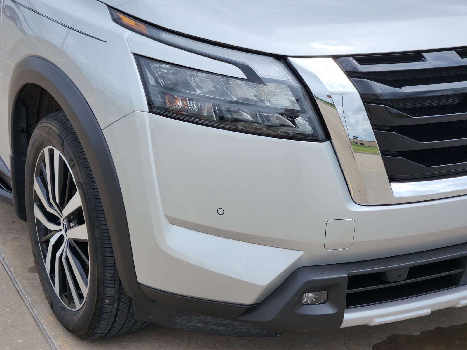 Used 2025 Nissan Pathfinder Platinum AWD/4WD image 11