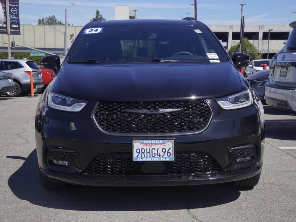 Used 2024 Chrysler Pacifica Limited w/ Uconnect Theater Family Group image 6