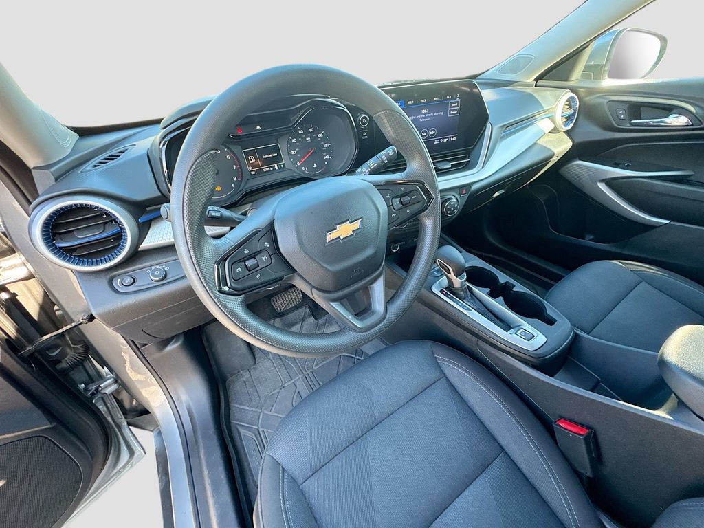 Used 2025 Chevrolet Trax LS w/ LS Convenience Package image 9