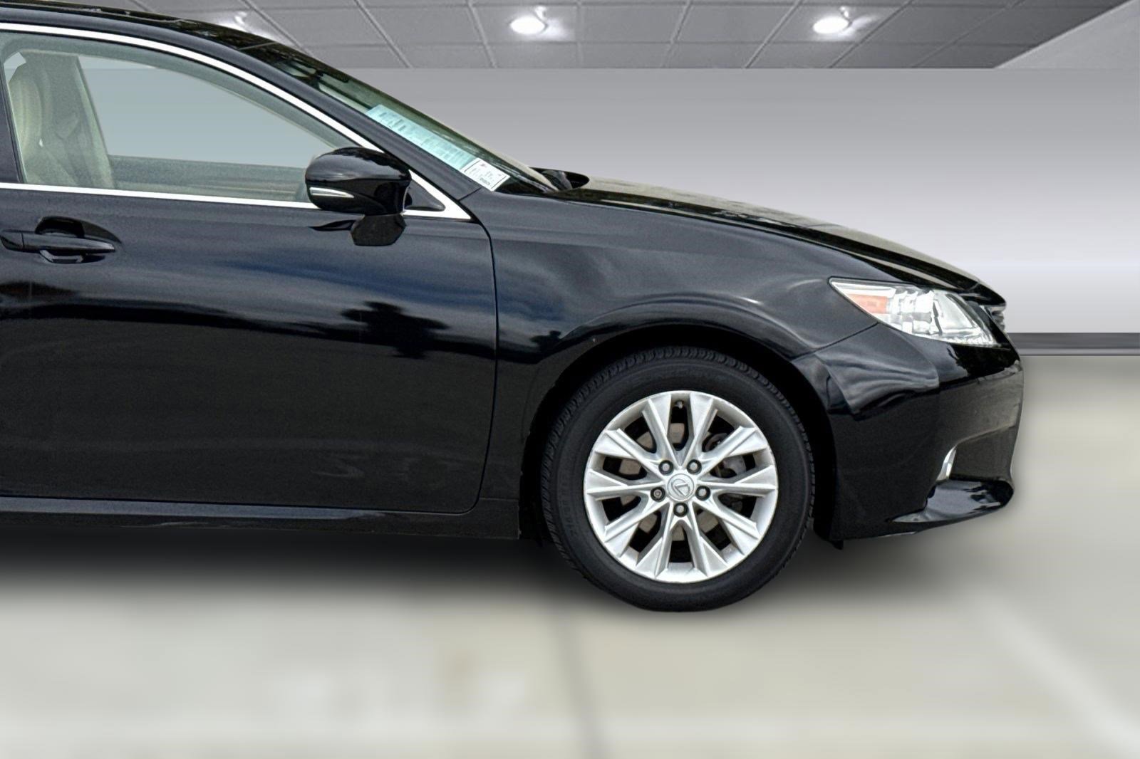 Used 2015 Lexus ES 300h w/ Navigation System Package FWD image 34