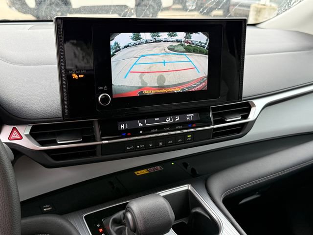 Used 2025 Toyota Sienna LE AWD/4WD image 17