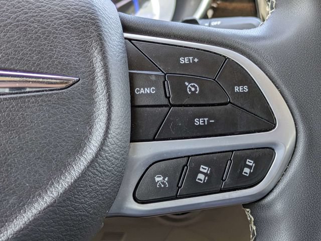 Used 2023 Chrysler Pacifica Limited FWD image 32
