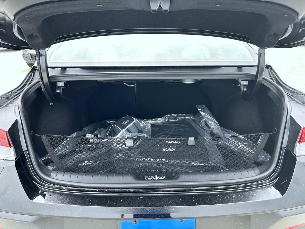 New 2025 Hyundai Elantra Limited image 9