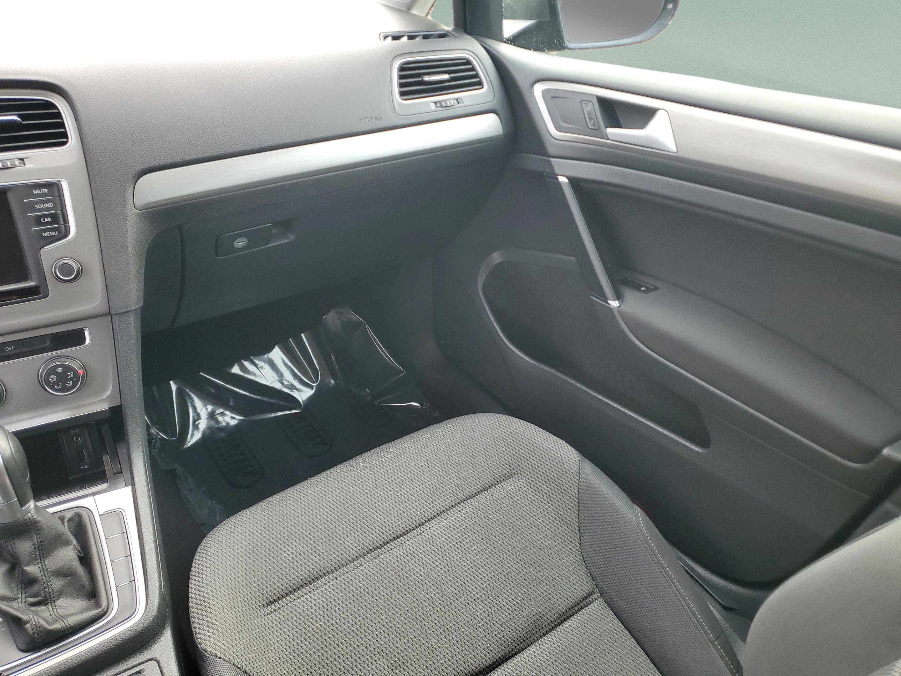 Used 2016 Volkswagen Golf S image 12