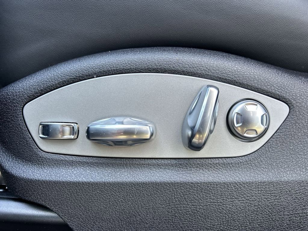 Certified 2025 Porsche Macan Turbo image 8