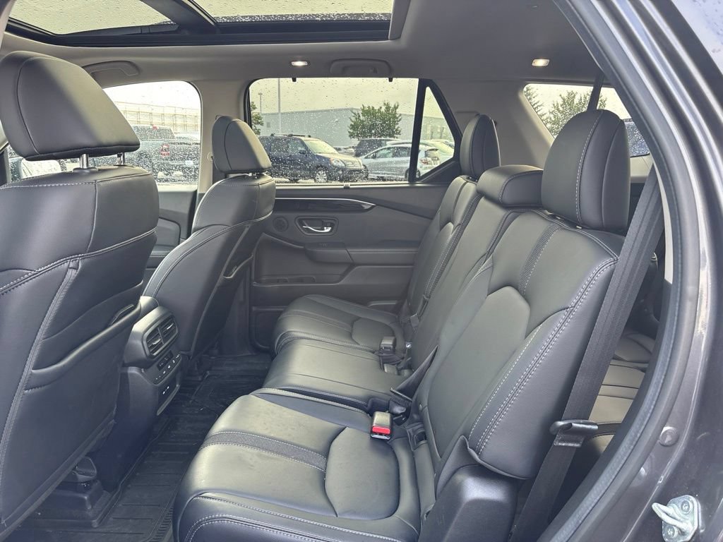 Used 2025 Honda Pilot Touring image 17