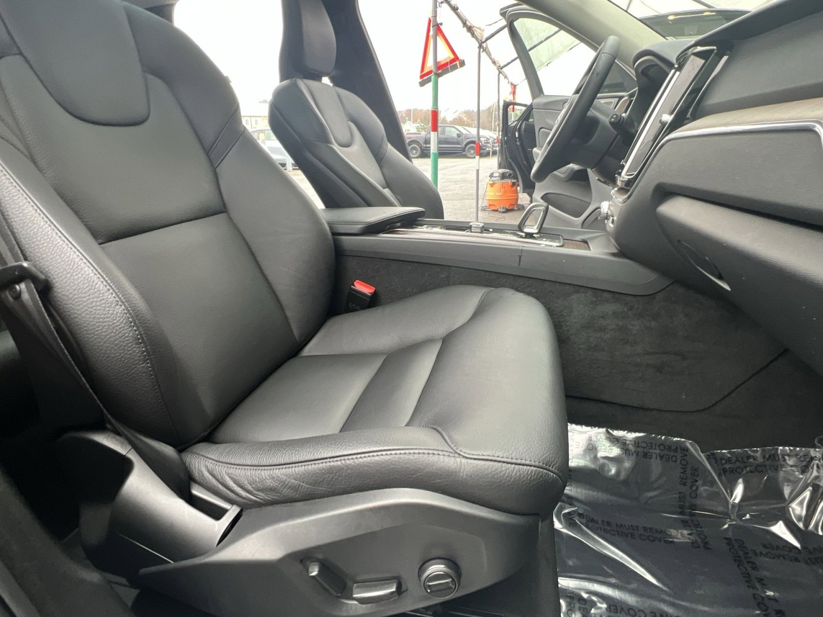 Used 2023 Volvo XC60 T8 Plus w/ Protection Package Premier image 27