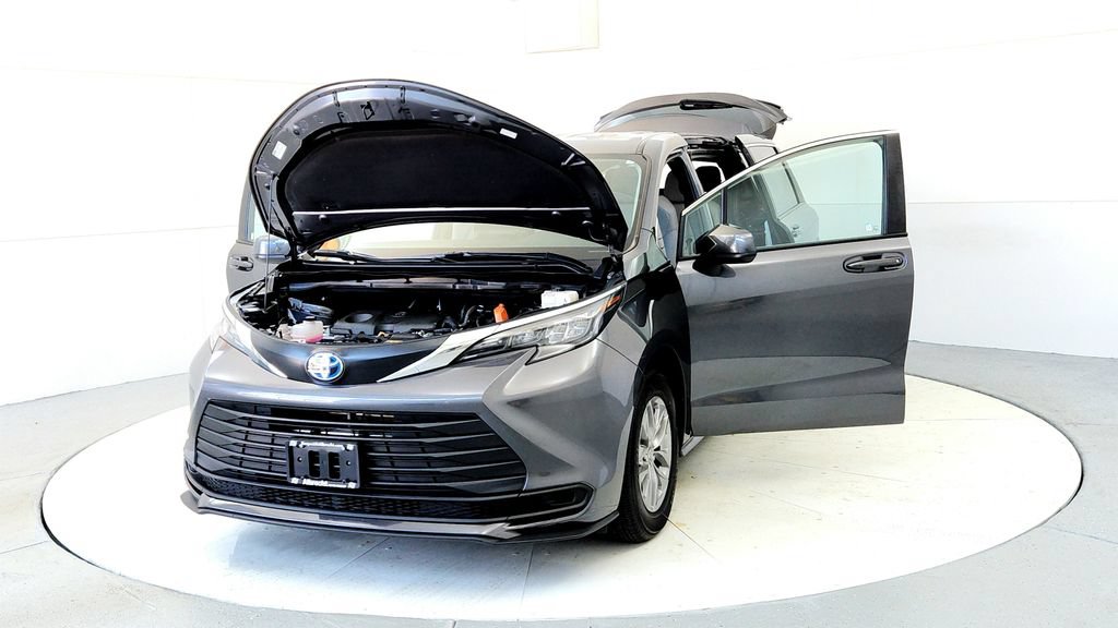 Certified 2025 Toyota Sienna LE AWD/4WD image 10
