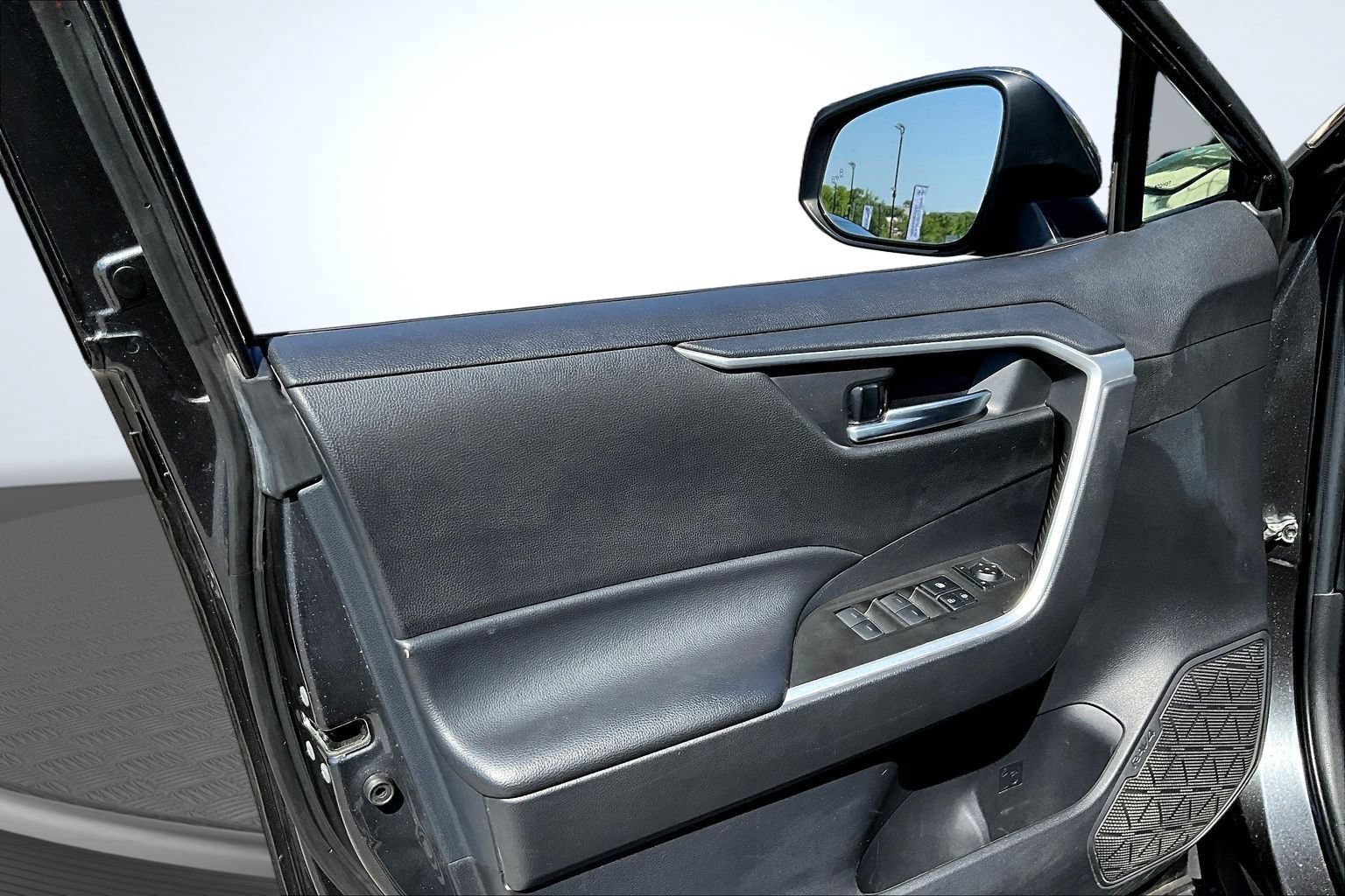 Used 2023 Toyota RAV4 XLE AWD/4WD image 23