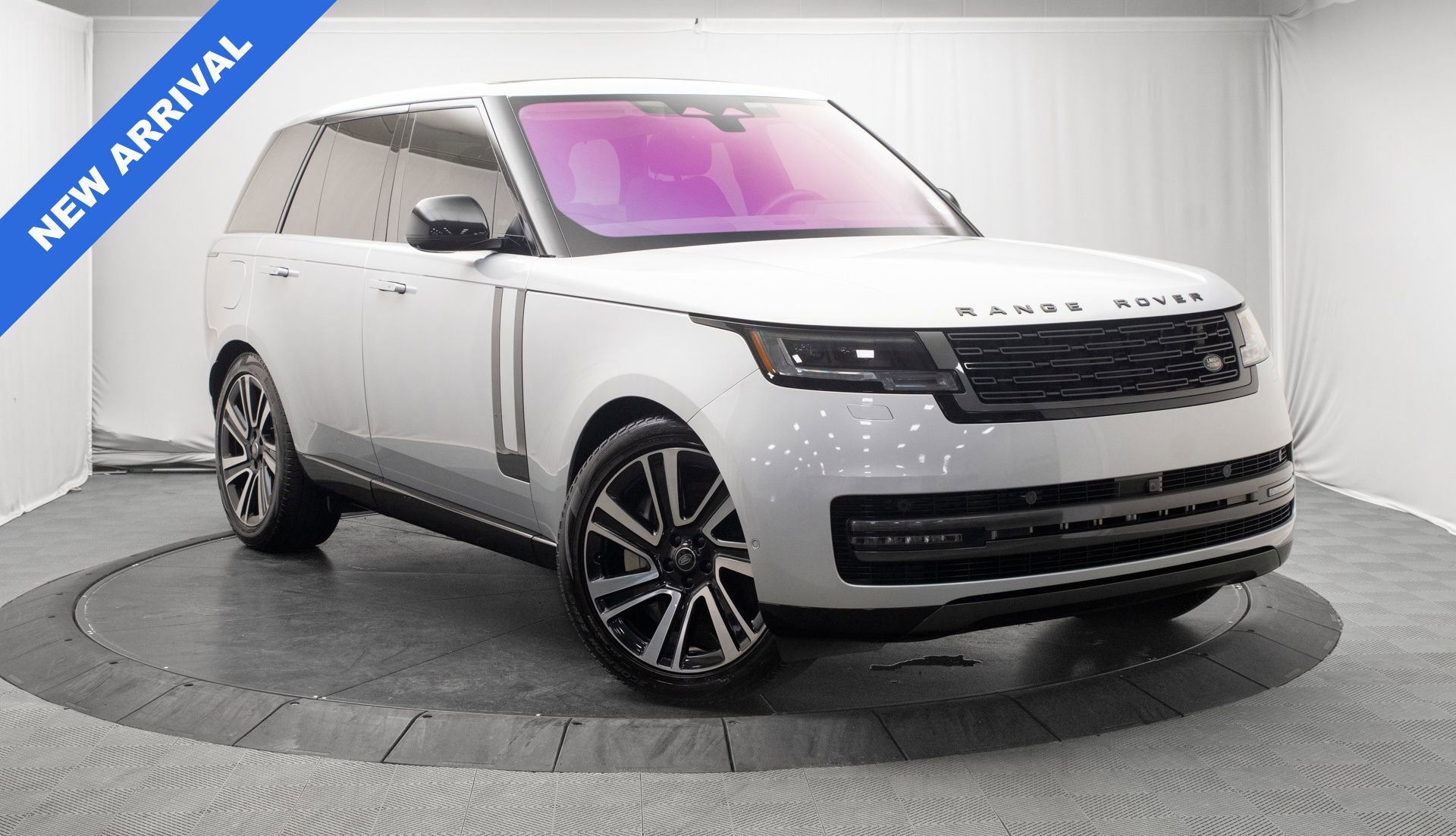 Used 2023 Land Rover Range Rover SE image 1