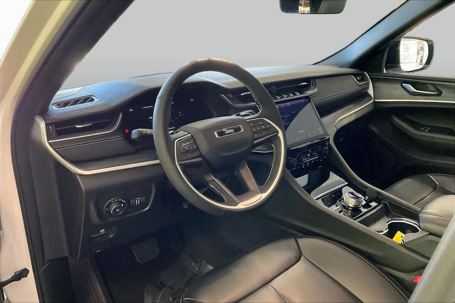 Used 2025 Jeep Grand Cherokee Limited AWD/4WD image 16