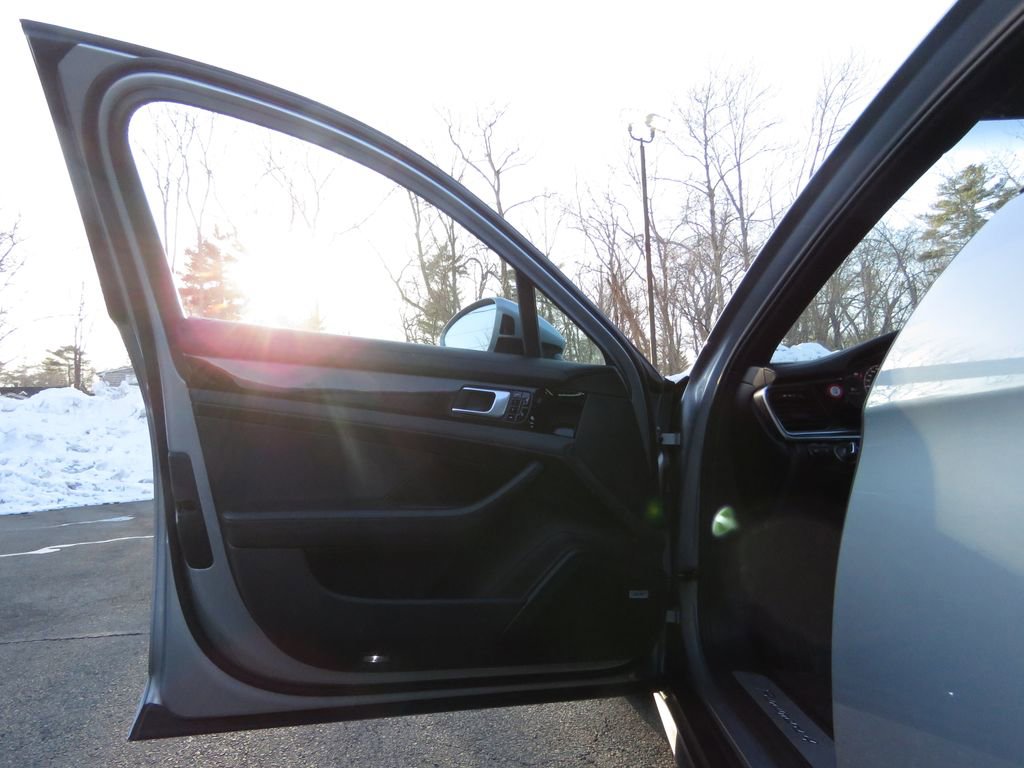 Used 2018 Porsche Panamera 4 image 9