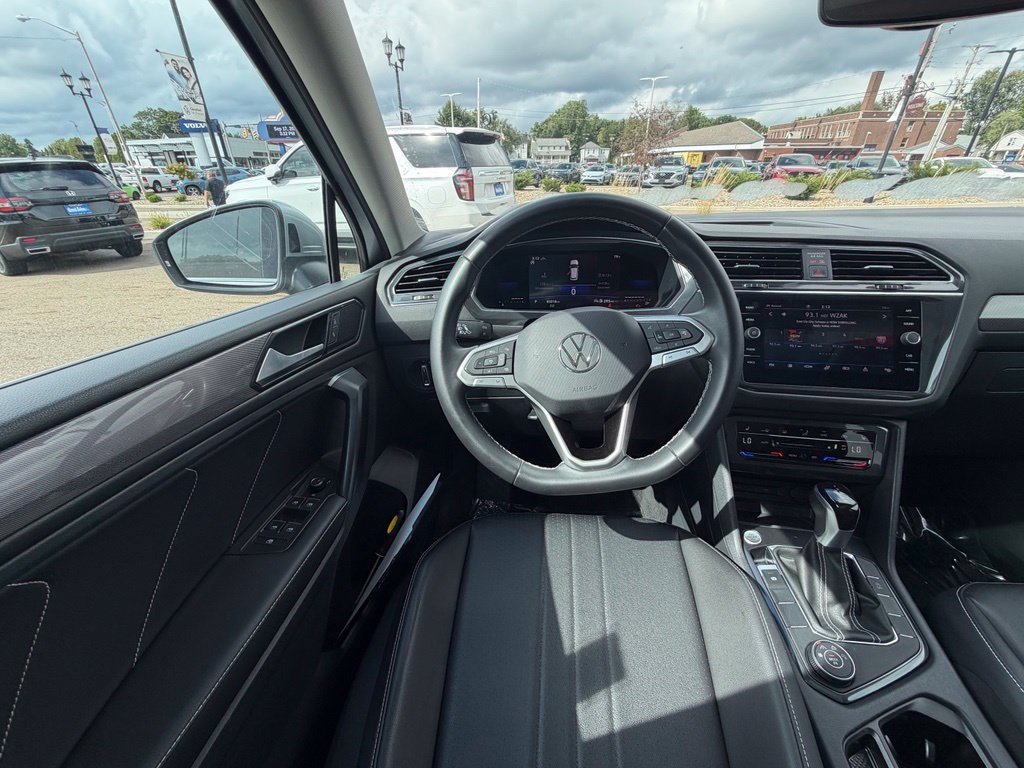 Used 2023 Volkswagen Tiguan SE w/ Panoramic Sunroof Package AWD/4WD image 10