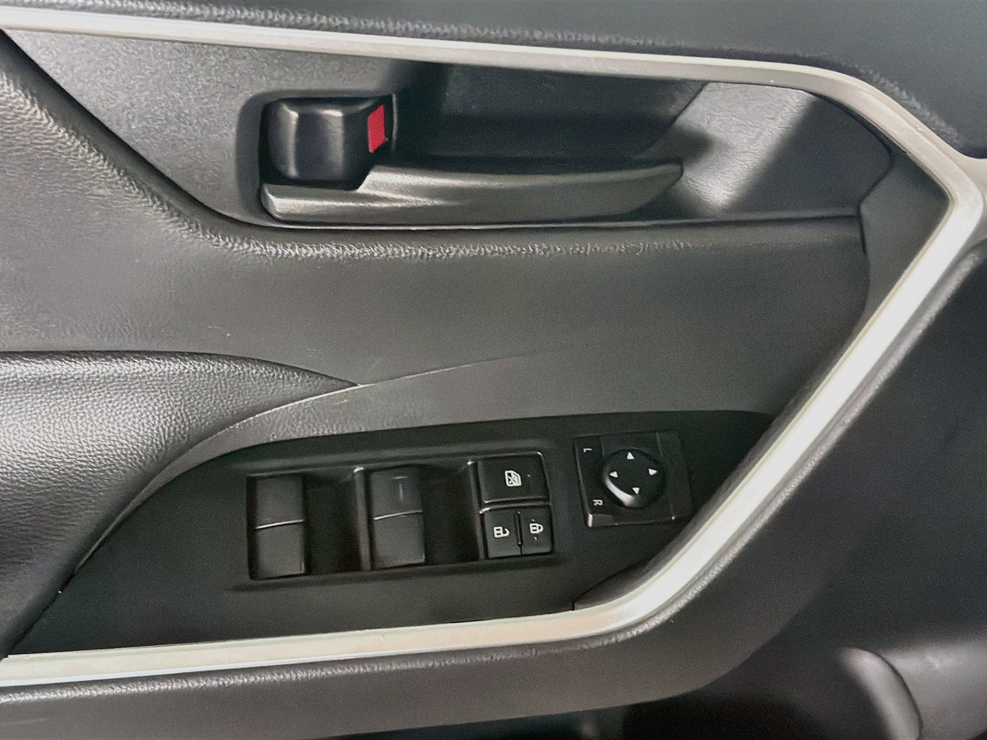 Used 2025 Toyota RAV4 LE AWD/4WD image 15