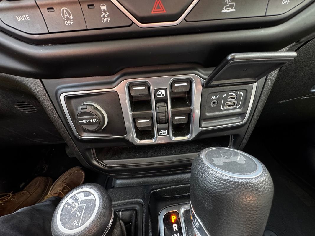 Used 2023 Jeep Wrangler Unlimited Sahara AWD/4WD image 27