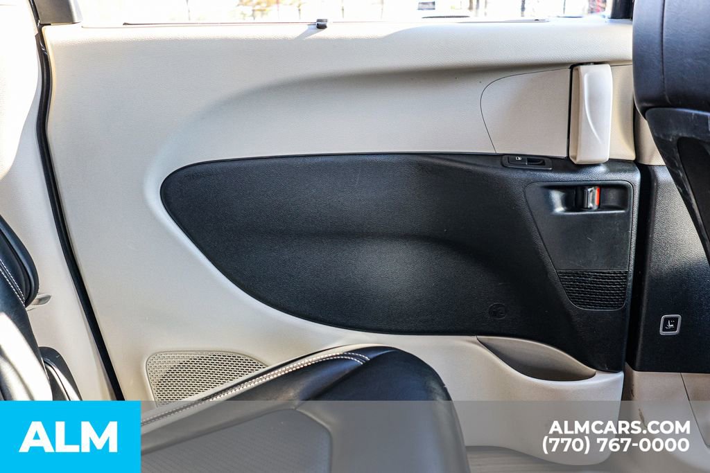 Used 2023 Chrysler Pacifica Touring-L image 54