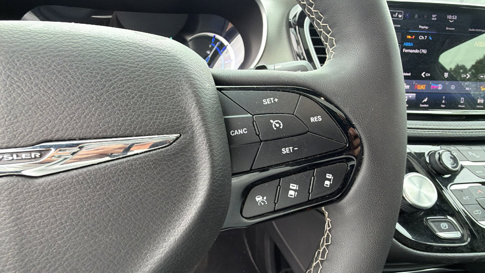 Used 2024 Chrysler Pacifica Premium image 29