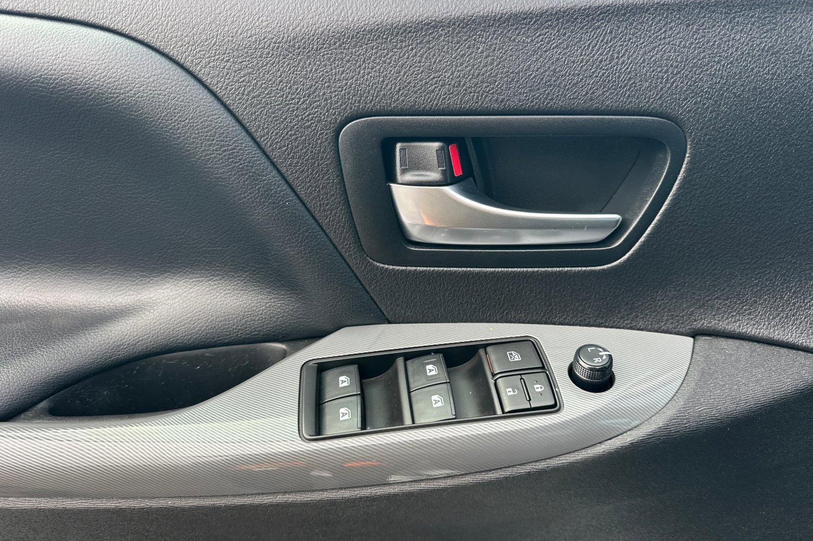 Certified 2020 Toyota Sienna SE w/ SE Preferred Package FWD image 11