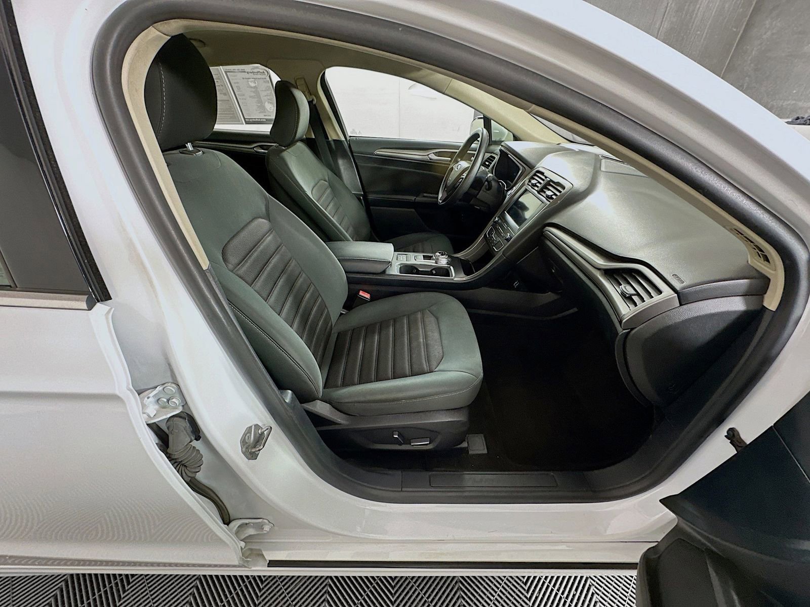 Used 2019 Ford Fusion SE FWD image 26