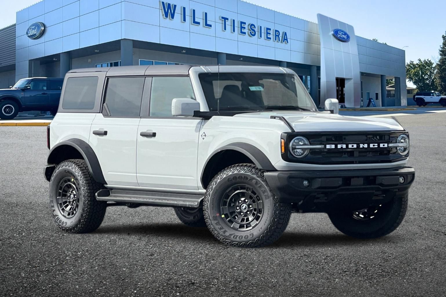 New 2026 Ford Bronco Outer Banks w/ Sasquatch Package image 2