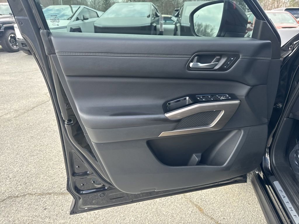 Used 2023 Nissan Pathfinder Platinum w/ Cargo Package AWD/4WD image 27