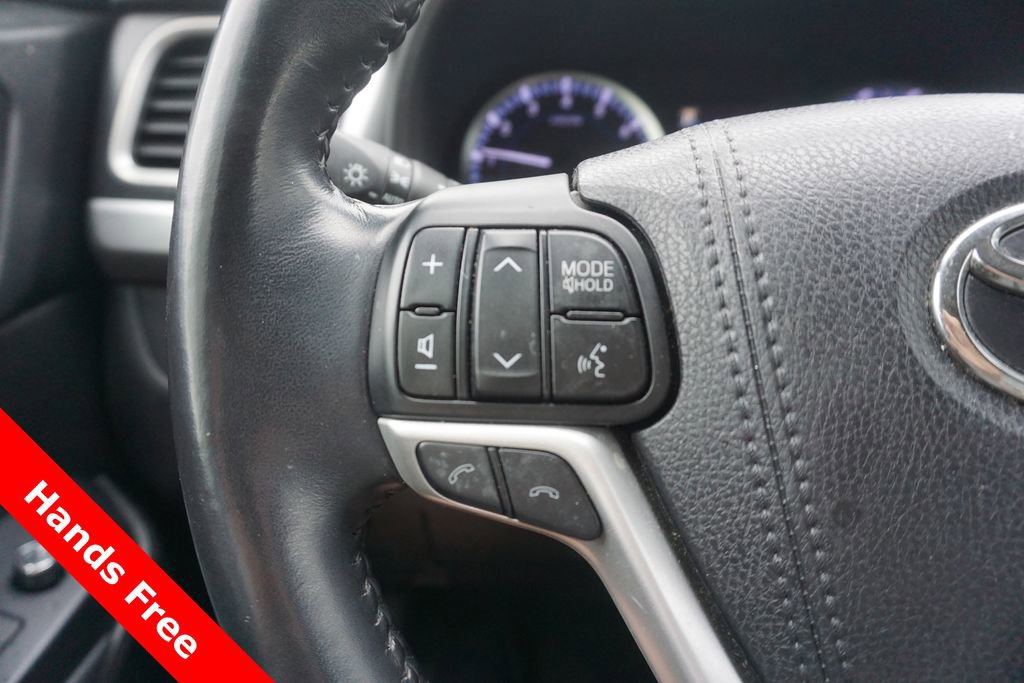 Used 2018 Toyota Highlander Plus AWD/4WD image 4