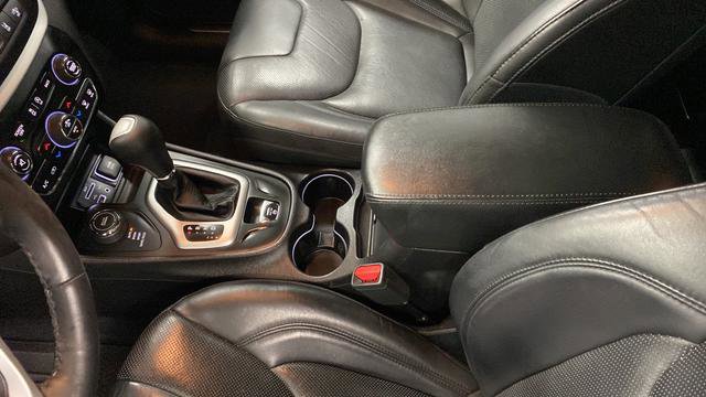 Used 2017 Jeep Cherokee Overland w/ Technology Group AWD/4WD image 19