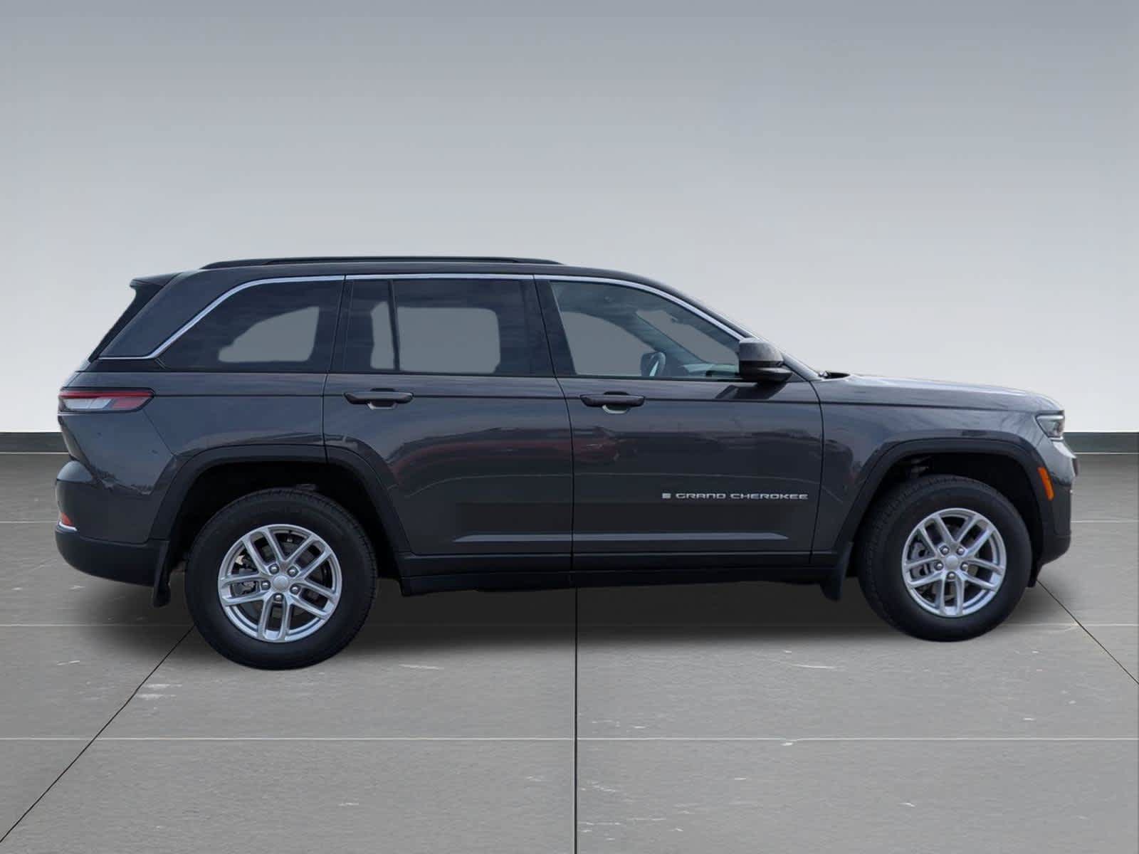 Used 2025 Jeep Grand Cherokee Laredo X w/ Luxury Tech Group I AWD/4WD image 7