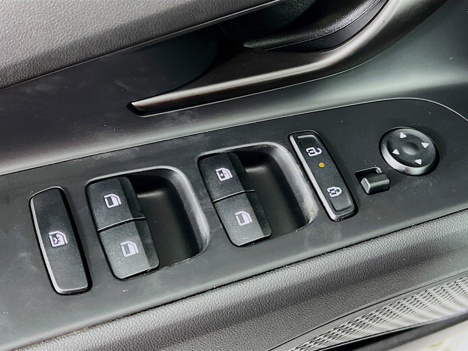 New 2025 Hyundai Elantra SEL FWD image 21