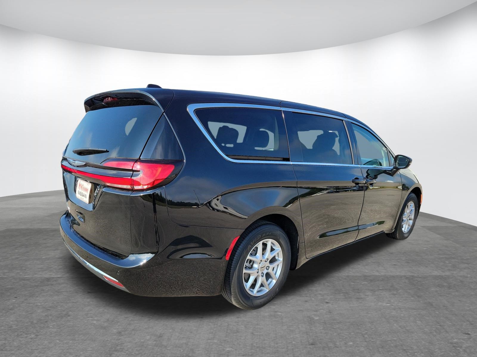 Used 2024 Chrysler Pacifica Touring-L FWD image 5